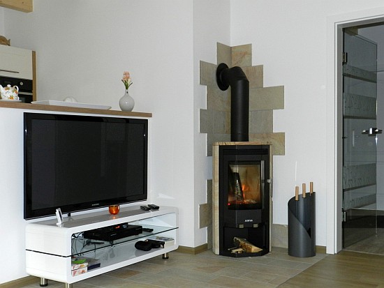 Wohnzimmer mit Kamin 55"-LCD-TV